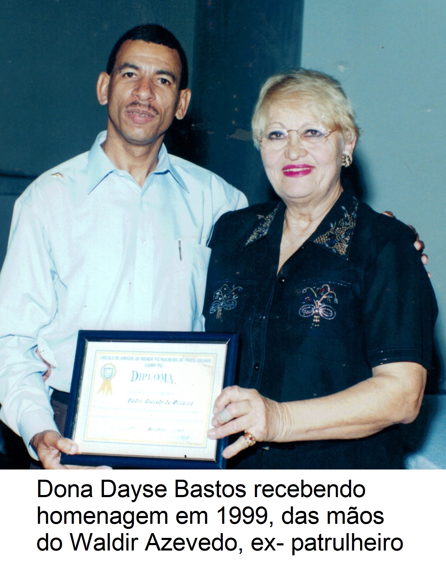 Dayse Bastos recebendo homenagem